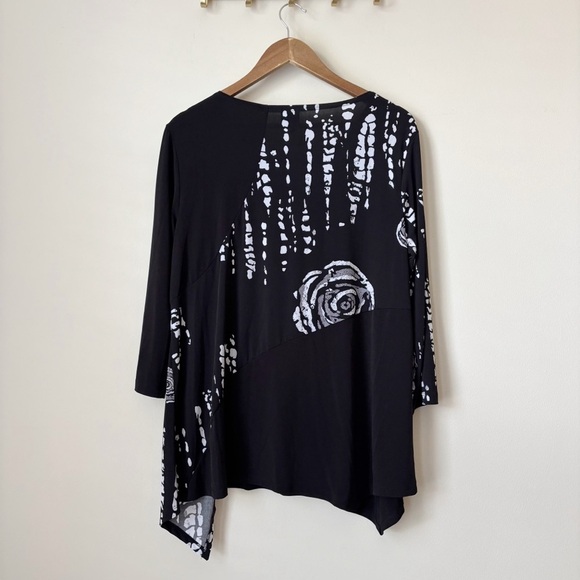 Clara Sunwoo Floral Top Large Asymmetrical Hem Black White - Picture 3 of 5